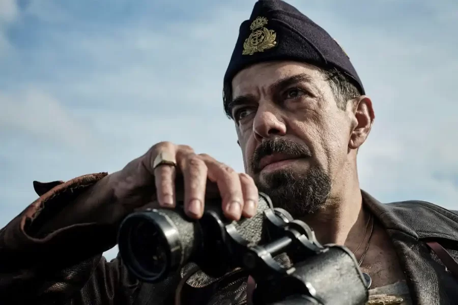 Pierfrancesco Favino brilla nel ruolo del comandante del sommergibile Cappellini, in uno spaccato militare della Seconda Guerra Mondiale